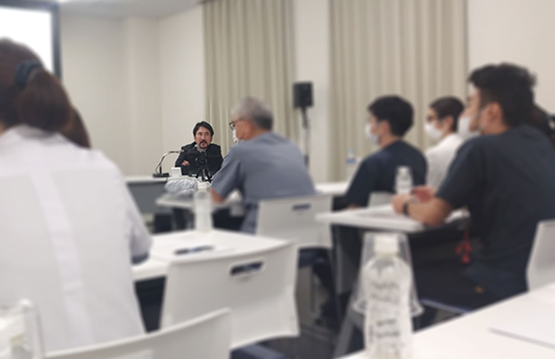 セミナーを行う古山理事長