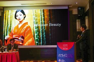 海外の学会で登壇する古山理事長の写真