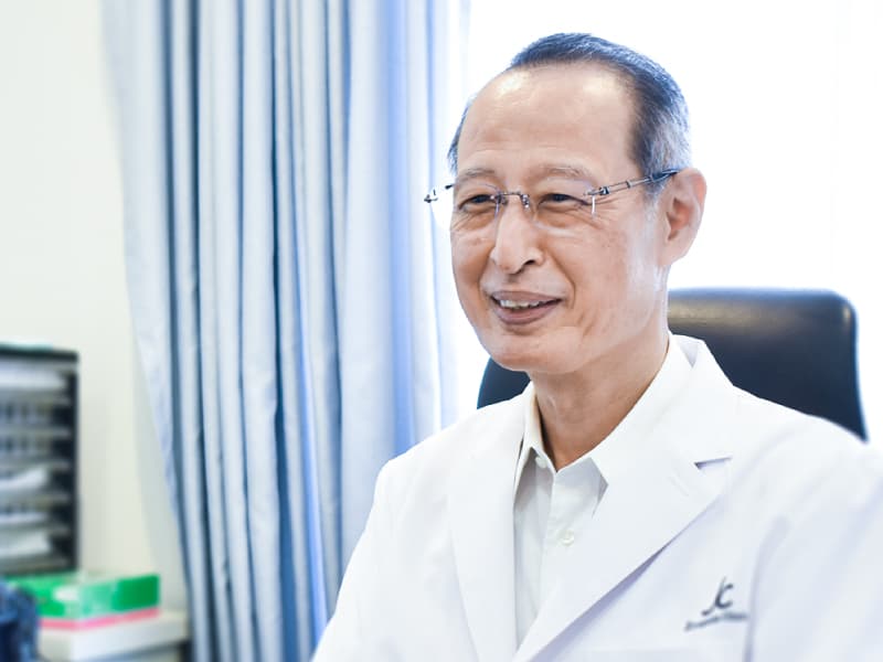 診察する大慈弥医師