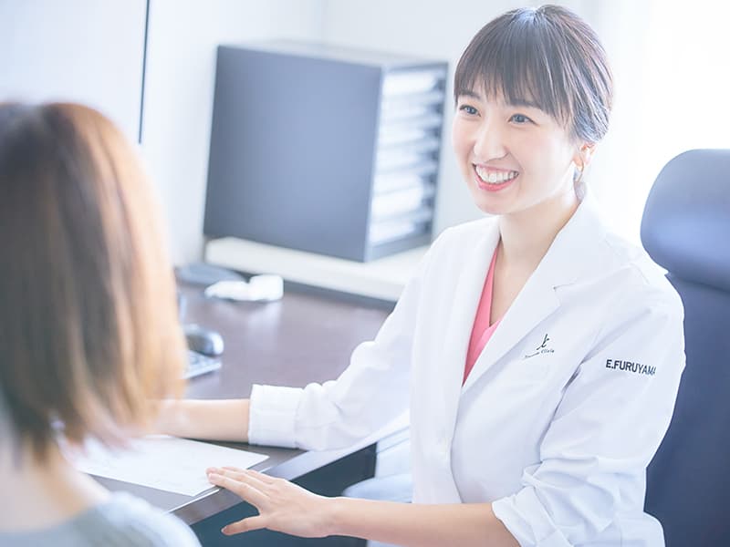 女性医師の診察シーン
