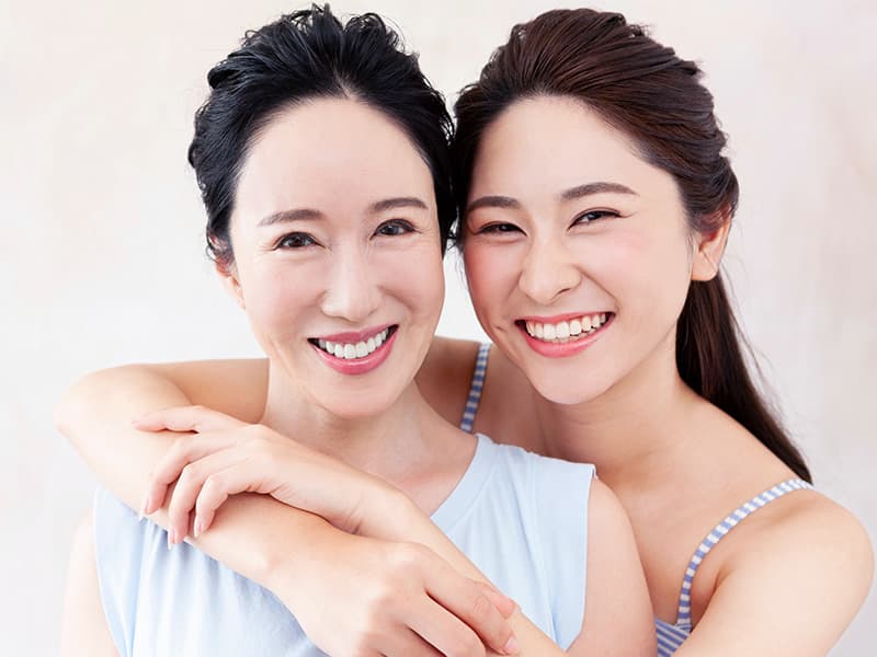 ミドル世代の女性と20代の女性の写真