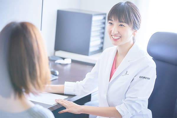 診察する古山恵理医師