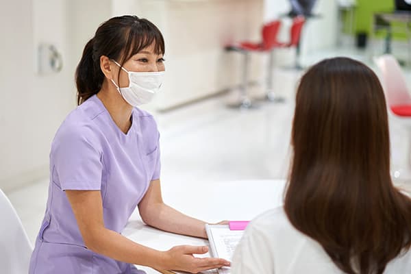 アフターフォローを行う看護師