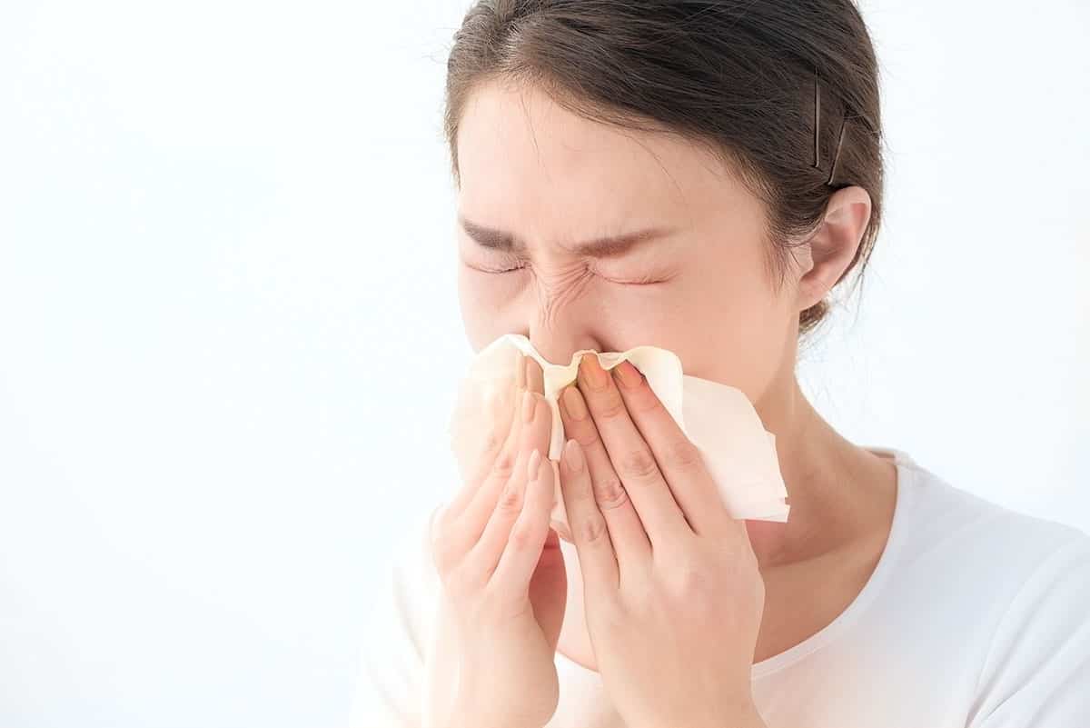 鼻をかむ女性