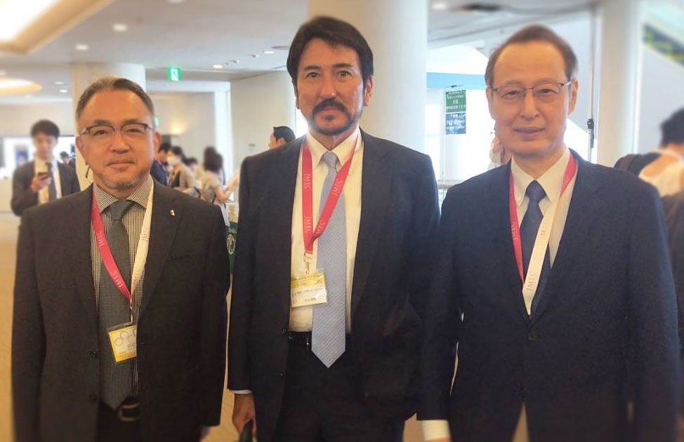 古山理事長、中北総院長、大慈弥医師の写真